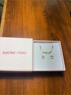 Electric picks  Emme Gold Link Necklace with 6mm gold studs